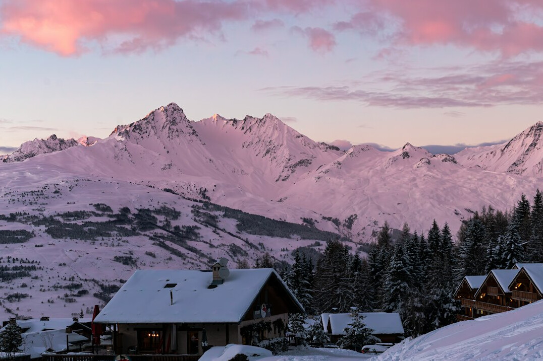 Chalet alpin de luxe illuminé au crépuscule dans les montagnes suisses