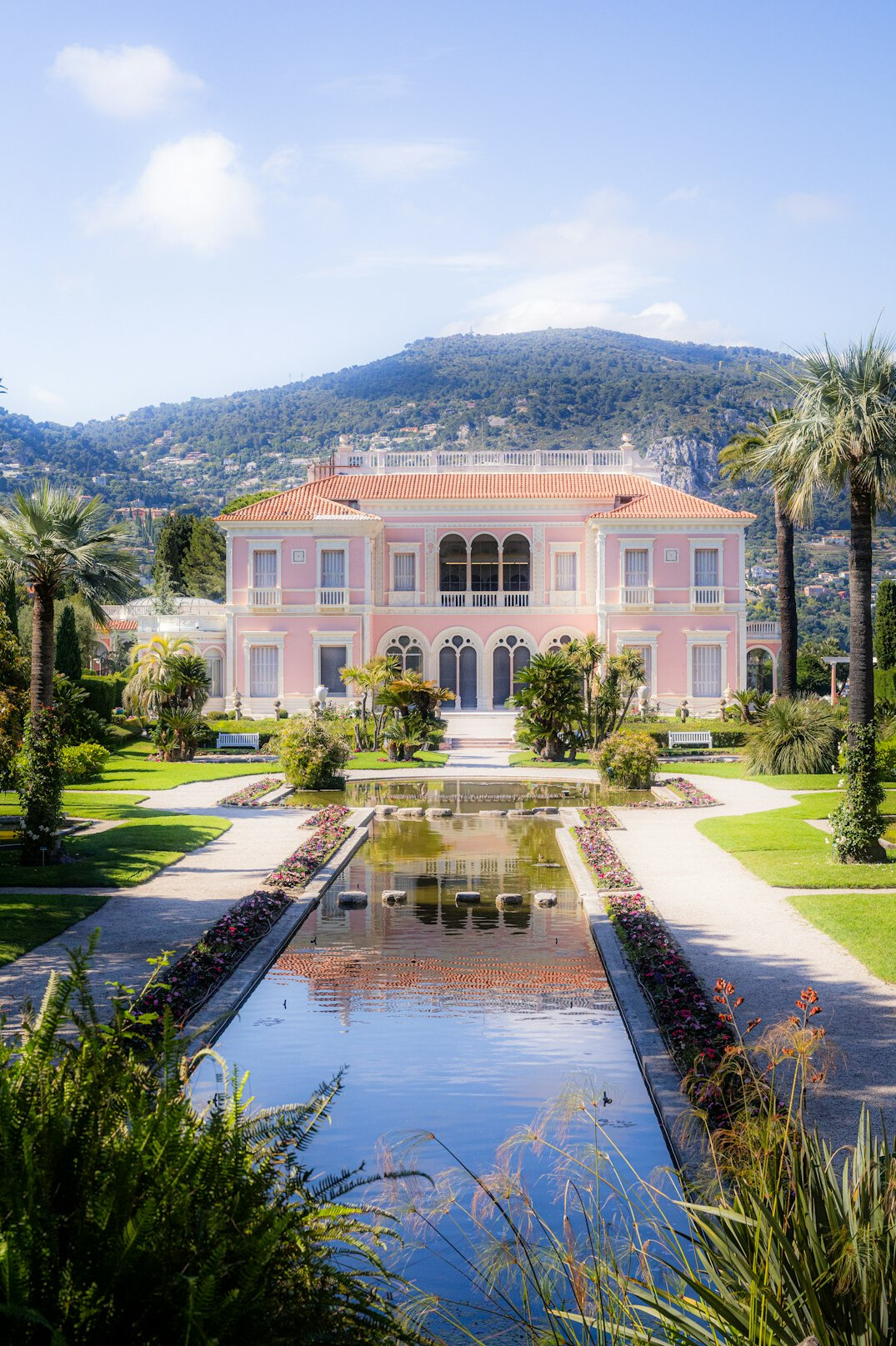 Grande villa avec façade en pierre et jardin soigné