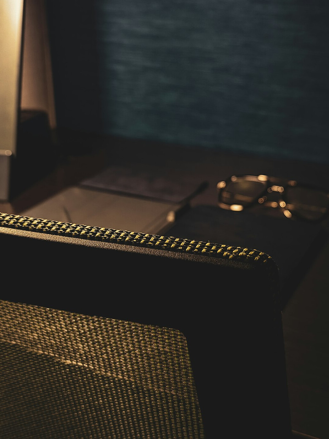 Home studio d'enregistrement avec console de mixage et panneaux acoustiques